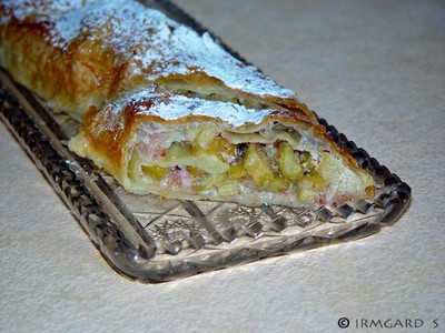 Rhabarber-Blätterteigstrudel Rezept